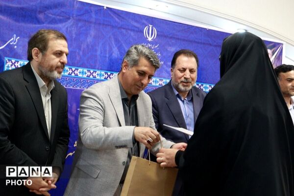 تجلیل از معاونین پرورشی و مربیان تربیتی منطقه ۱۴ تهران