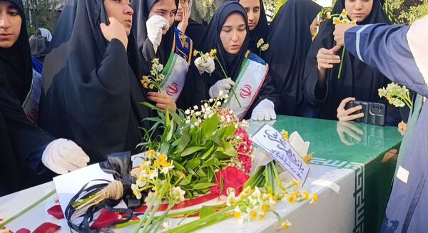 هوای عطرآگین مدرسه با حضور شهید گمنام