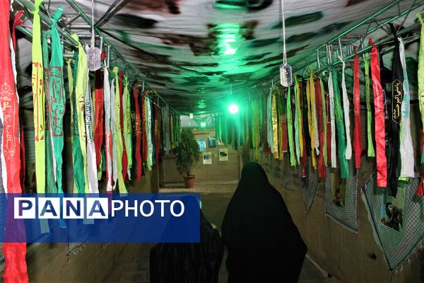 استقبال نوجوانان از غرفه‌های یادواره شهدای مسجد جامع قم