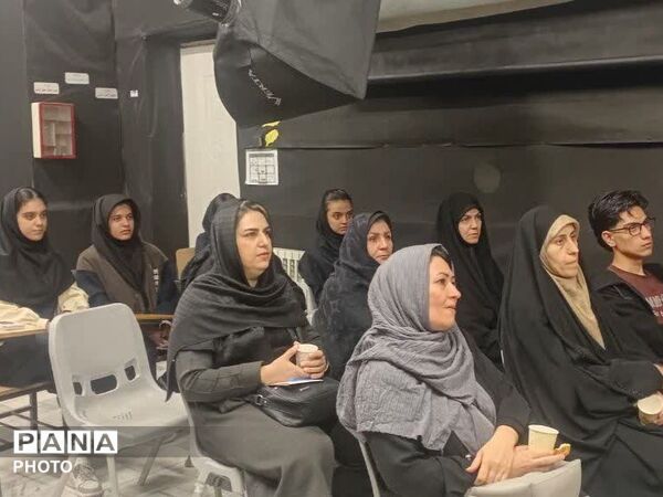 جلسه آگاهی و توجیهی  اولیا در هنرستان کیمیا ناحیه ۳ 