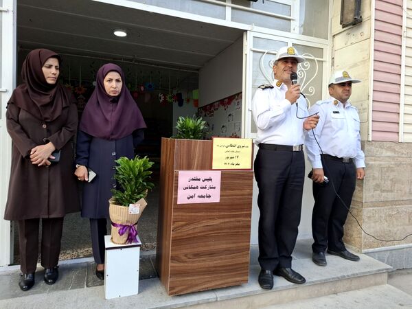بازدید ماموران نیروی انتظامی در مدرسه 17شهریور بجنورد