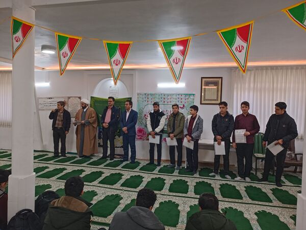 تجلیل از اعضای فعال بسیج دبیرستان نمونه آیت‌الله خامنه‌ای کاشمر