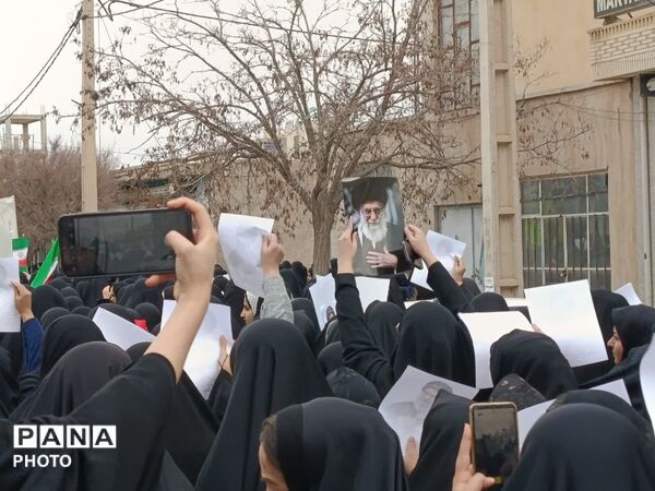 قیام معلمان و دانش‌آموزان شهرستان جعفرآباد برای خونخواهی امام شهید