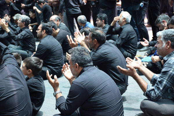 طنین صدای یا حسین(ع) با عَلَم کشی درعاشورای ۱۴۴۷