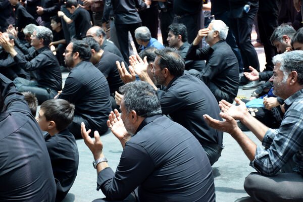 طنین صدای یا حسین(ع) با عَلَم کشی درعاشورای ۱۴۴۷