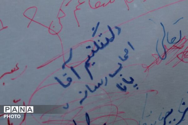 فاروج در روز تشییع پیکر رهبر شهید همچنان در حال خدمت رسانی به زائران