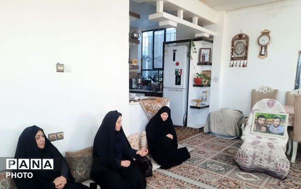 دیدار دانش آموزان پبشتاز آموزشگاه الله وردی ارجمند شهر لایین  با خانواده شهدا