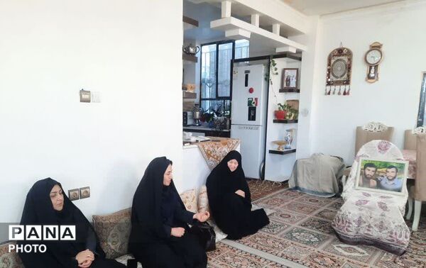 دیدار دانش آموزان پبشتاز آموزشگاه الله وردی ارجمند شهر لایین  با خانواده شهدا