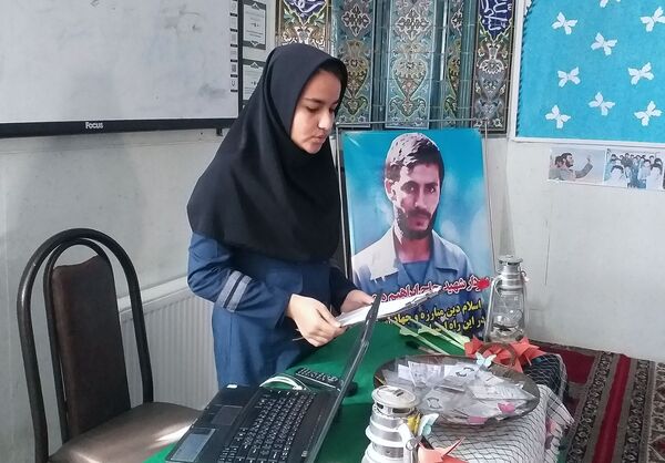 اجرای طرح لاله‌های روشن در دبیرستان شهید همت شهرستان ملارد 