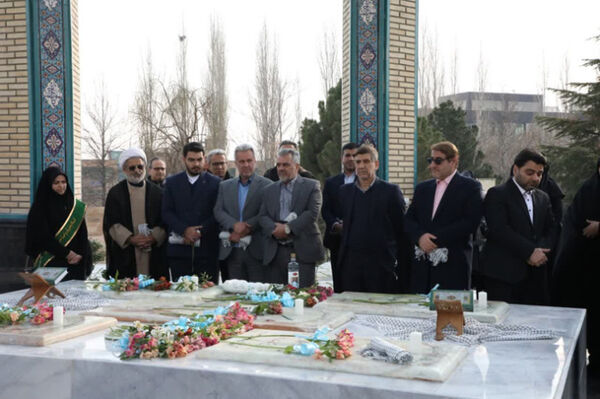 آیین گلباران مزار شهدا و غرس نهال به یاد شهدا در دانشگاه آزاد واحد کرج