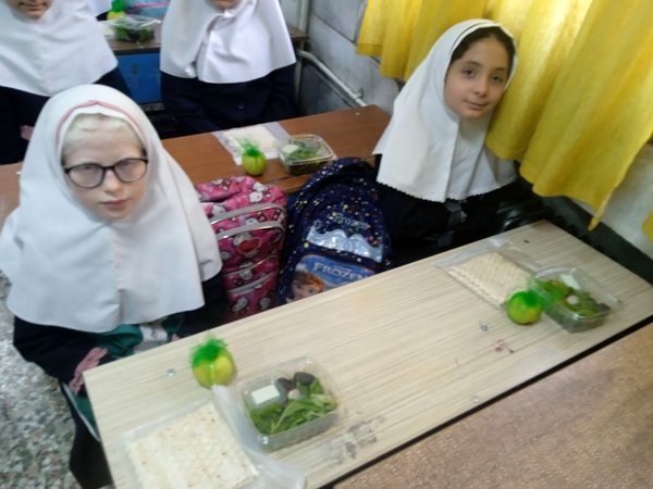 افطاری دانش آموزان روزه اولی مدرسه دخترانه هدی یک شهرستان قدس