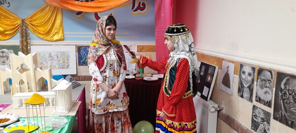 نمایشگاه نقاشی و دست آوردهای دانش‌آموزان مدرسه شهید خشکباری به مناسبت هفته فرهنگ و هنر 