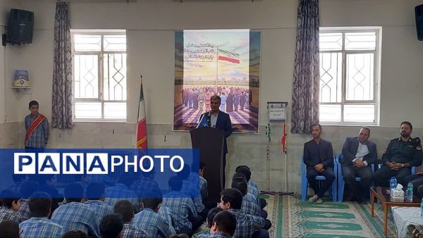 مراسم هفته گرامیداشت پدافند غیرعامل در دبیرستان دور اول صدرا مهریز