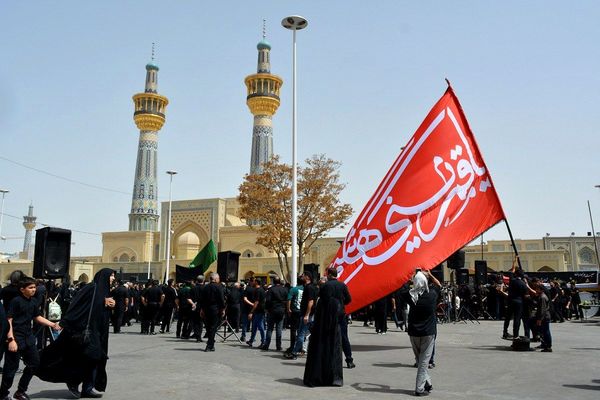 پرچم‌های عزا بر فراز حرم امام رضا(ع)