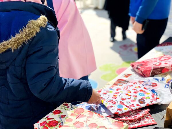 نواختن زنگ جشن نیکوکاری در دبستان زینب قهرمانی مه ولات