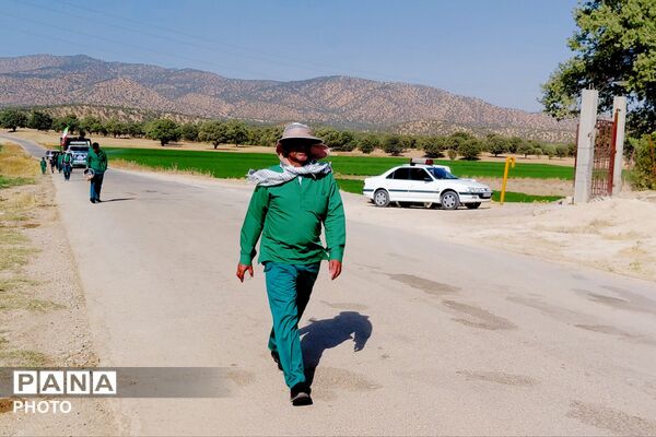 کاروان پیاده لردگان در مسیر کربلای حسینی از روستای سرسبز پل‌بریده عبور کرد
