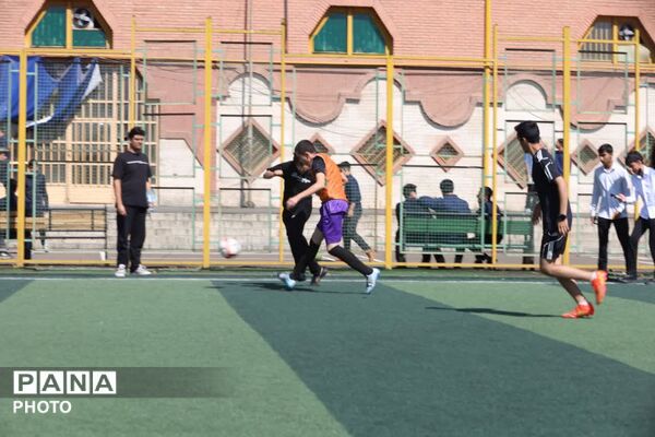 مسابقات فوتبال جام شهید آرمان در دبیرستان ماندگار البرز