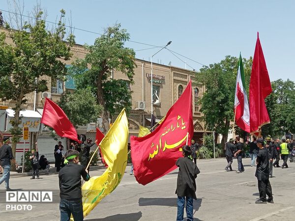 خیابان امام در روز تاسوعای حسینی حال و هوای دیگری میدهد 