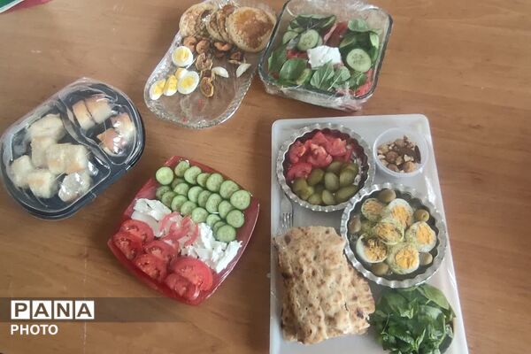 صبحانه سلامت در دبیرستان شهیده بنت‌الهدی صدر