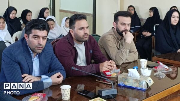 تجلیل از دانش‌آموزان مقام‌آور جشنواره علمی و پژوهشی در ملکان