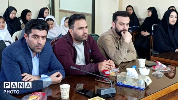 تجلیل از دانش‌آموزان مقام‌آور جشنواره علمی و پژوهشی در ملکان