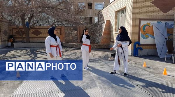 اولین نمایشگاه ماها در دبیرستان فرزانگان ۲ دوره دوم ناحیه ۷ مشهد