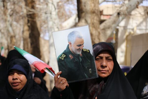 انقلاب را نسل جدید ادامه می دهند
