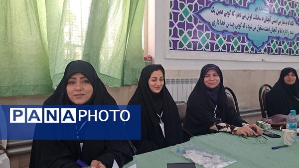 مردم‌ مشهد مثل همیشه با شور و نشاط آمدند تا ایران را بسازند