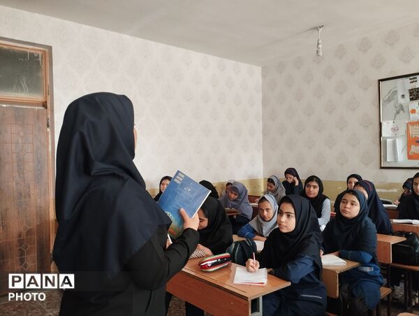 کلاس‌های رشد و تقویت دانش‌آموزان در دبیرستان مهدی خدابنده