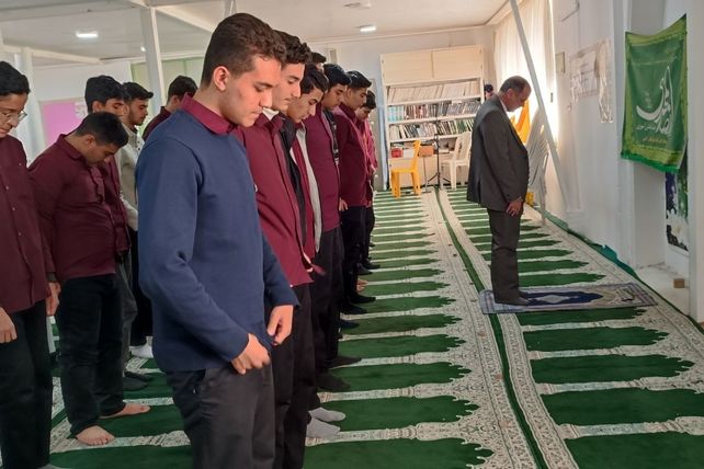 برپایی نماز جماعت در دبیرستان نمونه ایمان الله خامنه ای 