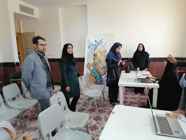 آثار دانش اموزان هنرمند کاشمر در کانون عاطفه 