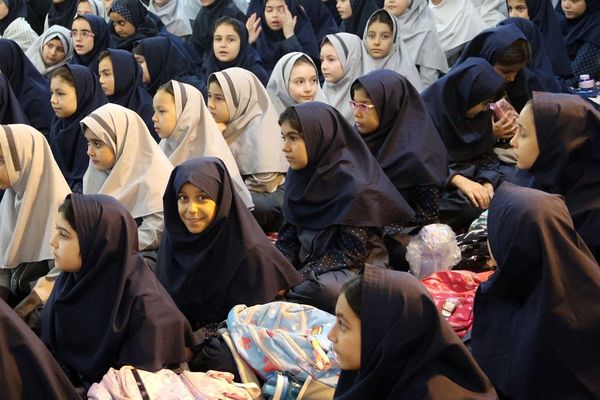 اهدا لوازم تحریر به دانش‌آموزان کم برخوردار در دبستان شهید خبره فرشچی ناحیه یک شهرری