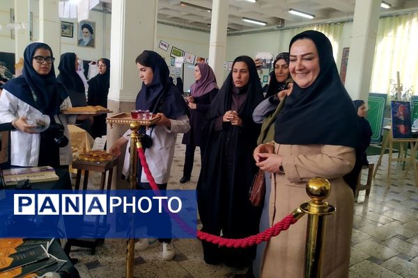 برگزاری جشنواره هفته مشاغل در هنرستان کوثر قیامدشت ری یک