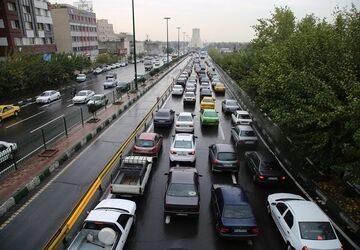 در اکثر معابر و بزرگراه‌های پایتخت ترافیک پرحجم و سنگین است