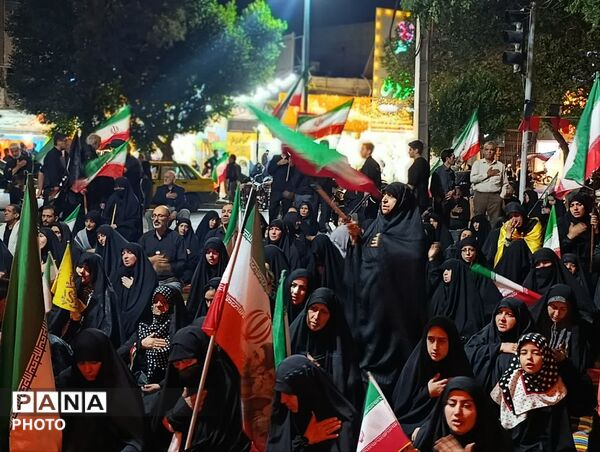 جلوه‌هایی از تجمع میدان امام خمینی(ره) قم در دومین شب محرم