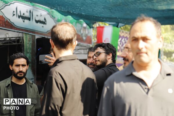 حضور فرمانده سپاه تهران در میان خیل زائران جاماندگان اربعین