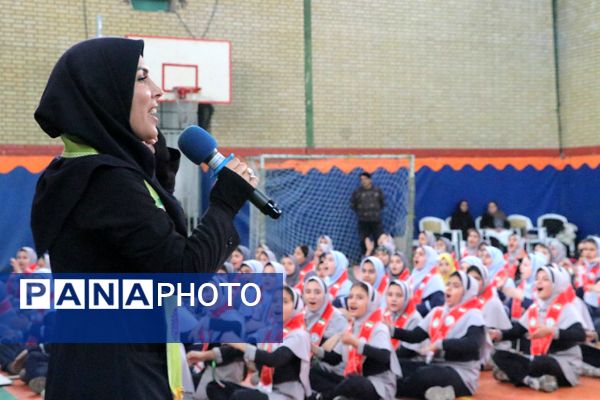 بهارستان دو صحنه همفکری، همدلی و همکاری پیشتازان در همایش یاوران انقلاب