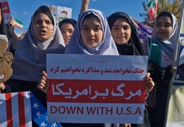 تجلی استکبار ستیزی دانش‌آموزانشهرستان قوچان در راهپیمایی ۱۳ آبان