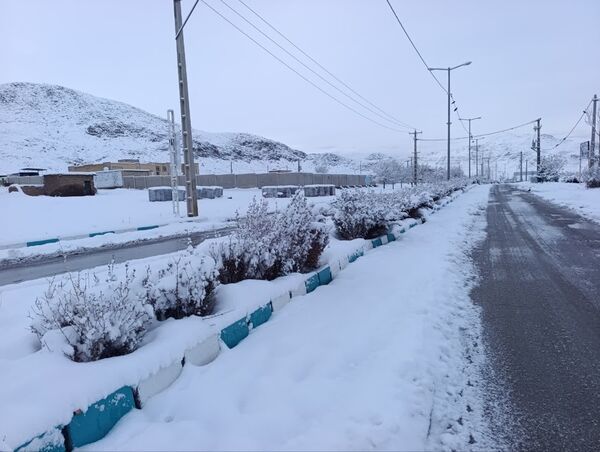 بارش برف، زنگ شادی را در مدرسه عشایری ابن مظاهر به صدا در آورد