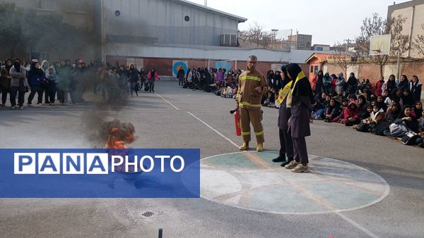 مانور زلزله و ایمنی در مدرسه هوشیار