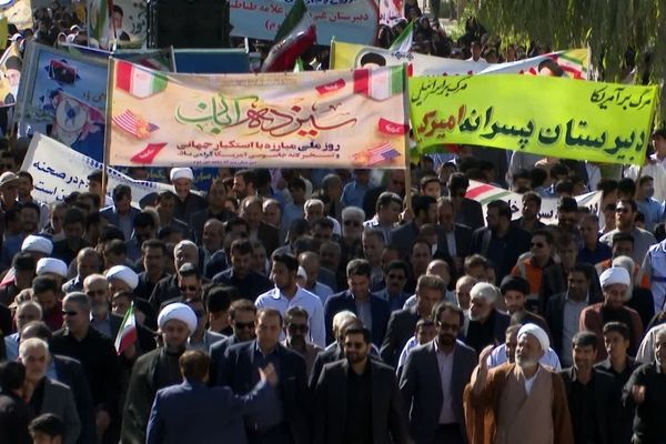 حضور پرشور مردم و دانش‌آموزان بم در راهپیمایی یوم‌الله ۱۳ آبان