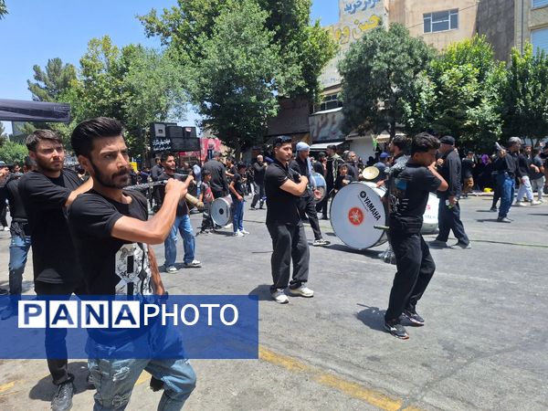 عزاداری ظهر  عاشورا در خیابان‌های شهر نیشابور 