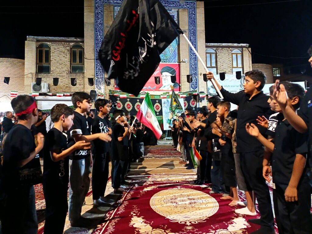 نوای «احلی من العسل» مقابل مسجد جامع حاجی‌آباد