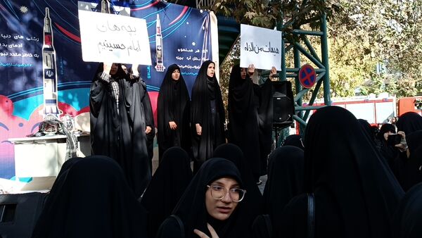 دانش‌آموزان با حضور در راهپیمایی ۱۳ آبان تنفر خود را نسبت به شیاطین امروزی نشان دادند