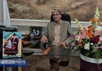 معاون مدیر کل و مدیر آموزش و پرورش نیشابور روز خبرنگار را تبریک گفت