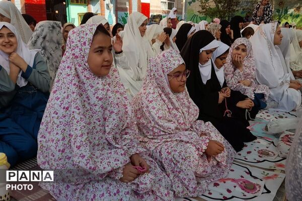 هم‌نوایی نسل فاطمی با مادران در نماز جماعت ایام فاطمیه؛ دبستان شهید اول ۲