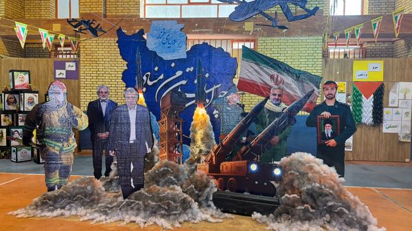 بازدید دبیر قرارگاه عدالت تربیتی از نمایشگاه «ایرانمون» در بوشهر