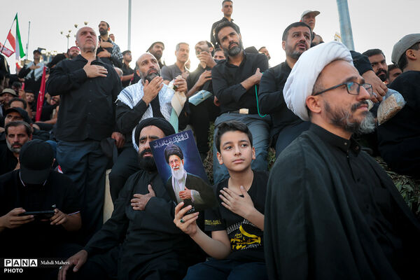اقامه نماز بر پیکر مطهر رهبر شهید انقلاب و شهدای خانواده ایشان-2