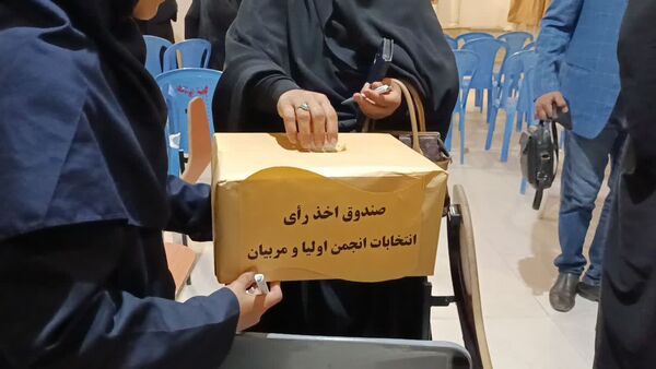 جلسه انجمن اولیا و مربیان در دبیرستان فرزانگان