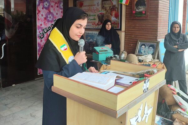 گرامیداشت هفته دفاع مقدس و آغاز سال تحصیلی در دبیرستان فرزانگان قائمشهر